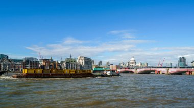 London - 27 Temmuz: Nehir Tham kuzey kıyısında binalar