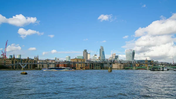 Londen - 27 juli: Gebouwen op de noordelijke oever van de rivier Tham — Stockfoto