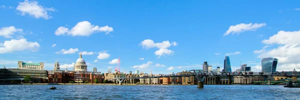 Londyn - 27 lipca: Budynki na północnym brzegu rzeki Tham — Zdjęcie stockowe