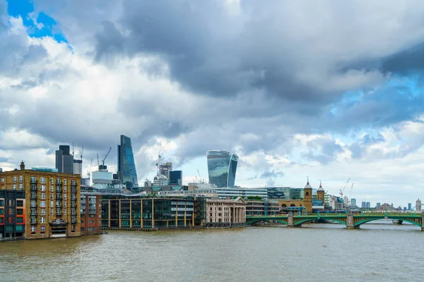 London - 27 Temmuz: Nehir Tham kuzey kıyısında binalar — Stok fotoğraf