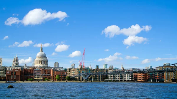 LONDRES - 27 DE JULIO: Edificios en la orilla norte del río Tham —  Fotos de Stock