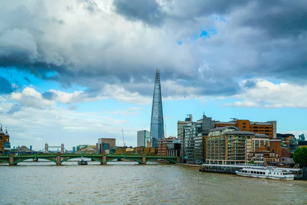 London - 27. Juli: Gebäude am Südufer des Flusses tham — Stockfoto