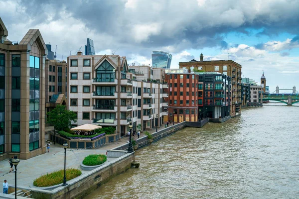 Londen - 27 juli: Gebouwen op de noordelijke oever van de rivier Tham — Stockfoto