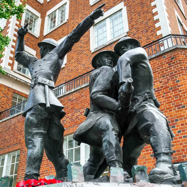 LONDRES - 27 de julio: El Memorial Nacional de Bomberos del Reino Unido en Lond —  Fotos de Stock