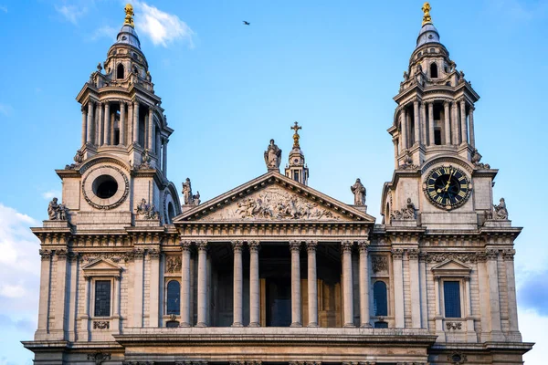 London - juli 27: st pauls cathedral in london am juli 27, 2017 — Stockfoto