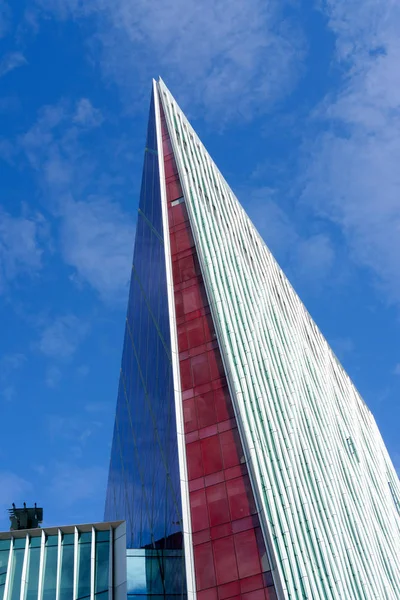 LONDRES - 30 DE JULIO: Nuevo edificio a las afueras de la estación de tren Victoria i — Foto de Stock