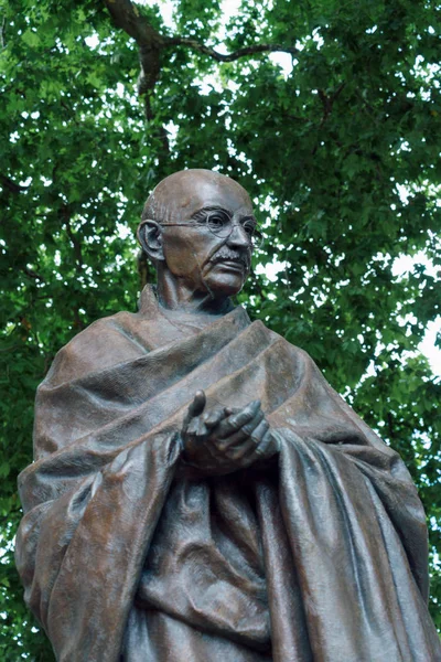 LONDRES - 30 DE JULIO: Estatua de Mahatma Ghandi en la Plaza del Parlamento — Foto de Stock