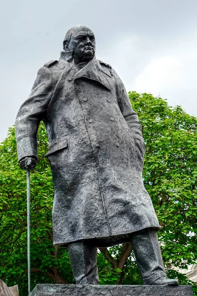 Londen - 30 juli: Standbeeld van Winston Churchill in Londen van juli — Stockfoto
