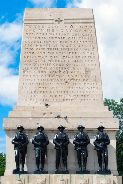 LONDON - JULY 30 : The Guards Memorial in London on July 30, 201 — Stock Photo, Image