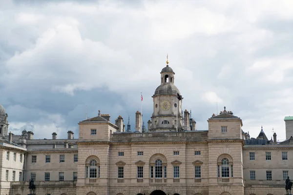 London - 30 juli: Gammal byggnad häst Guards Parade i London på — Stockfoto