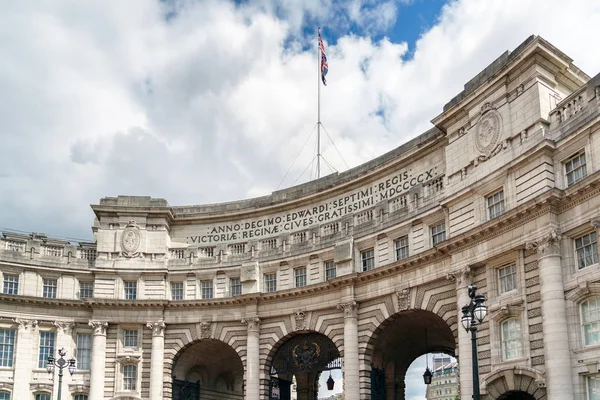 Londyn - 30 lipca: Admiralty Arch w Londynie Mall w dniu 30 lipca, — Zdjęcie stockowe