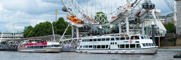 LONDRA - 30 LUGLIO: Barche sotto il London Eye a Londra a luglio — Foto Stock