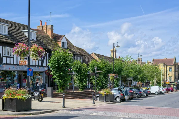 EAST GRINSTEAD, WEST SUSSEX/UK - AUGUST 14 : View of the High St — Stock Photo, Image