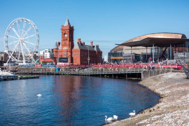 CARDIFF/UK - AUGUST 27 : Ferris Wheel and Pierhead Building in C clipart