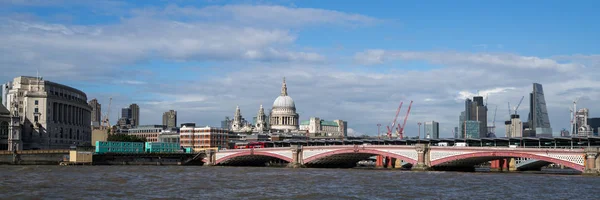 LONDON - JULY 27 : Buildings on the North Bank of the River Tham — Stock Photo, Image