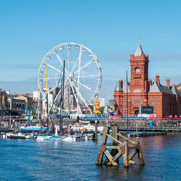 CARDIFF/UK - AUGUST 27 : Ferris Wheel and Pierhead Building in C — Stock Photo, Image