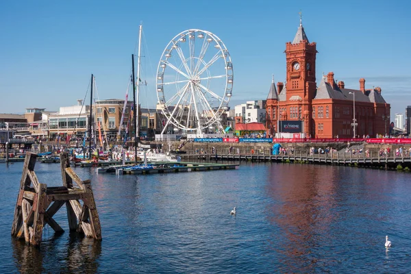 Cardiff/Uk - 27 augustus: reuzenrad en Pierhead gebouw in C — Stockfoto