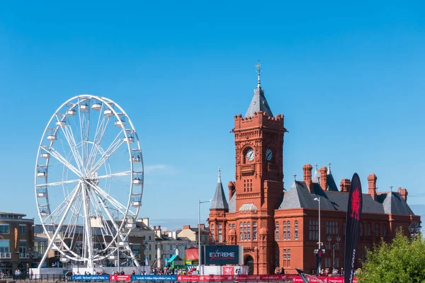 Cardiff/Uk - 27 augustus: reuzenrad en Pierhead gebouw in C — Stockfoto