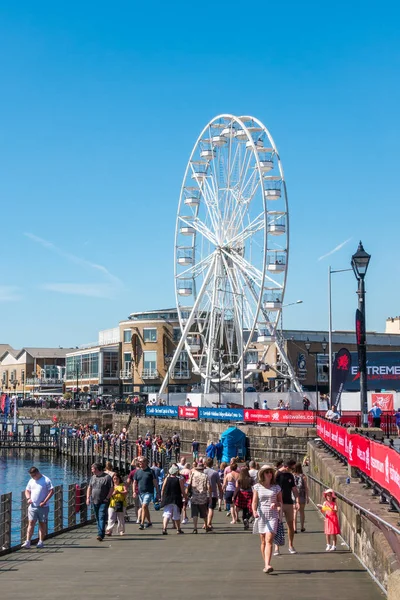 CARDIFF / UK - 27 de agosto: Rueda de la fortuna en Cardiff el 27 de agosto, 2 — Foto de Stock