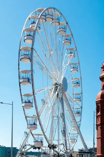CARDIFF / UK - AUGUST 27: Ferris Wheel in Cardiff on August 27, 2 — стоковое фото