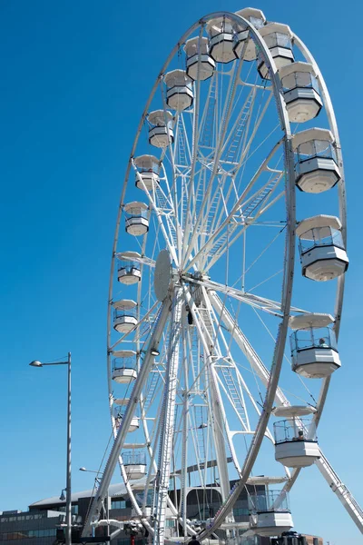 CARDIFF / UK 27 สิงหาคม: Ferris Wheel in Cardiff ในวันที่ 27 สิงหาคม 2 — ภาพถ่ายสต็อก