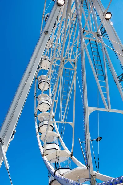 CARDIFF / UK - AUGUST 27: Ferris Wheel in Cardiff on August 27, 2 — стоковое фото