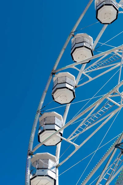 CARDIFF / UK - AUGUST 27: Ferris Wheel in Cardiff on August 27, 2 — стоковое фото