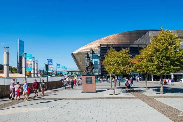 Cardiff/Uk - 27 augusti: Millennium centrum i Cardiff den augusti — Stockfoto