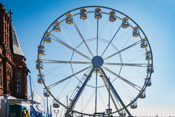 CARDIFF / UK 27 สิงหาคม: Ferris Wheel in Cardiff ในวันที่ 27 สิงหาคม 2 — ภาพถ่ายสต็อก