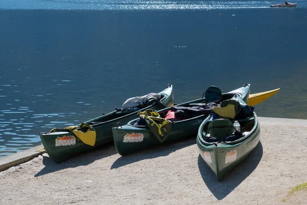 HALLSTATT,  SALZKAMMERGUT/AUSTRIA - SEPTEMBER 14 :  Canoes Beach — Stock Photo, Image