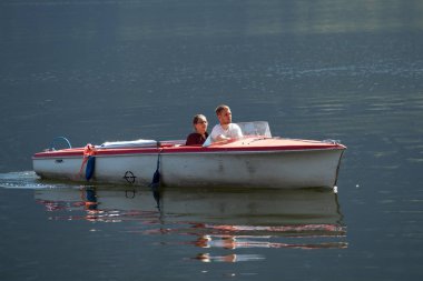 Hallstatt, Salzkammergut/Avusturya - Eylül 14: iki kişi