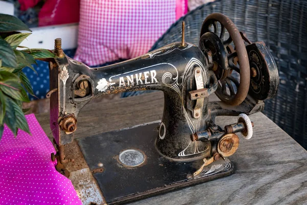 HALLSTATT,  SALZKAMMERGUT/AUSTRIA - SEPTEMBER 14 : Old Sewing Ma — Stock Photo, Image