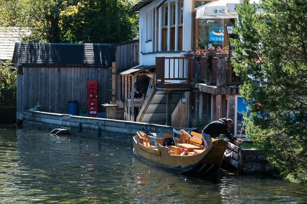 HALLSTATT,  SALZKAMMERGUT/AUSTRIA - SEPTEMBER 14 : Traditional F — 图库照片