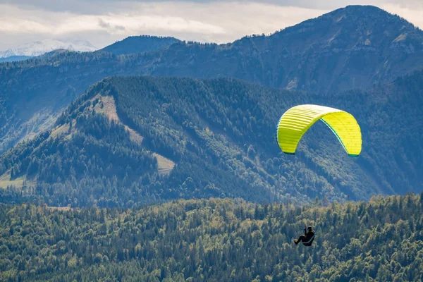 ST GILGEN, SALZBURG / AUSTRIA - 15 SETTEMBRE: deltaplano sopra — Foto Stock