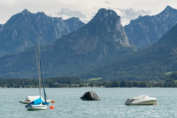 St gilgen, salzburg / ostrien - september 15: jachten ankern in l — Stockfoto