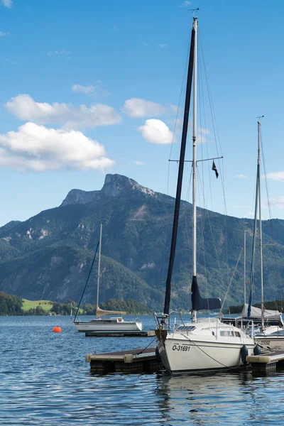 MONDSEE  UPPER AUSTRIA/AUSTRIA - SEPTEMBER 15 : Yachts Moored on — Stock Photo, Image