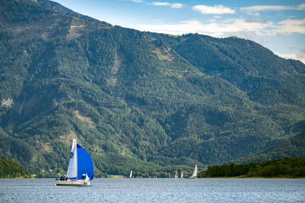 Mondsee oberösterreich / oesterreich - september 15: jachten segeln — Stockfoto