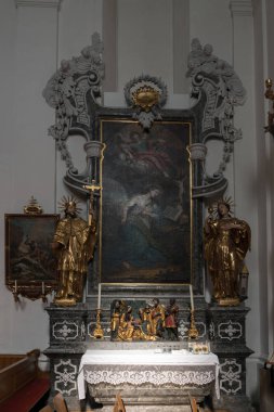 ATTERSEE, SALZKAMMERGUT/AUSTRIA - SEPTEMBER 18 : Altar in the Ca