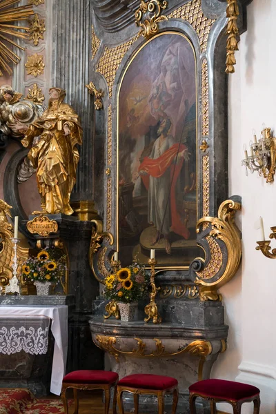 ATTERSEE, SALZKAMMERGUT/AUSTRIA - SEPTEMBER 18 : Altar in the Ca — Zdjęcie stockowe