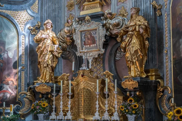 ATTERSEE, SALZKAMMERGUT/AUSTRIA - SEPTEMBER 18 : Altar in the Ca — Zdjęcie stockowe