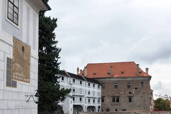 CESKY KRUMLOV, BOHEMIA / REPÚBLICA CHECA - SETEMBRO 17: Sundial o — Fotografia de Stock