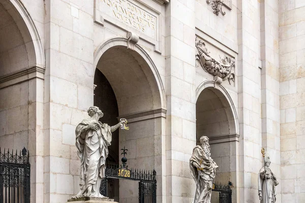 SALZBURG/AUSTRIA - SEPTEMBER 19 : Statues at the Entrance to  Sa — Stock Photo, Image