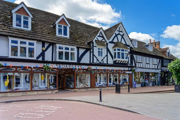 EAST GRINSTEAD, WEST SUSSEX / UK - JUNE 17: View of the High Stre — стоковое фото