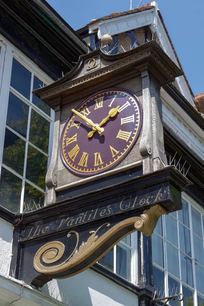 TUNBRIDGE WELLS, KENT / UK - JUNE 30: A close-up view of the famo — стоковое фото