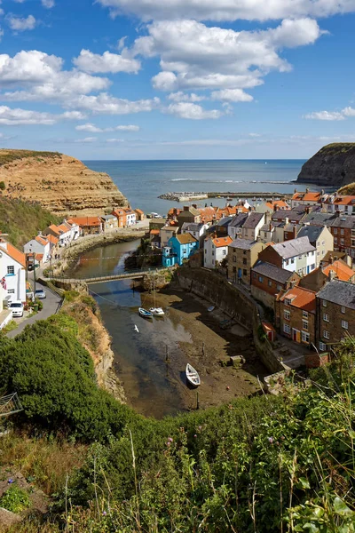 STAITHES, NORTH YORKSHIRE / UK - AGOSTO 21: Vista de Staithes Harb — Fotografia de Stock