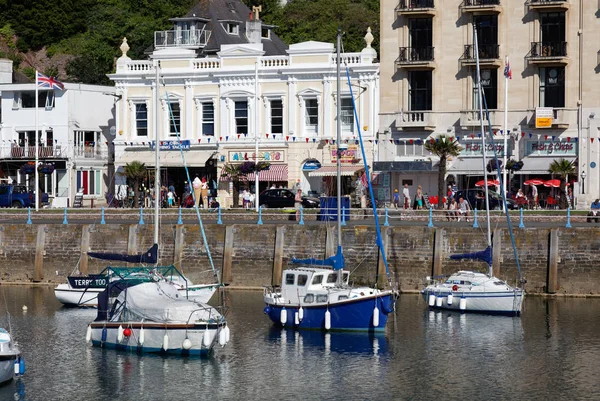 TORQUAY, DEVON/UK - JULY 28 : View of the Town and Harbour in To — Stock Photo, Image