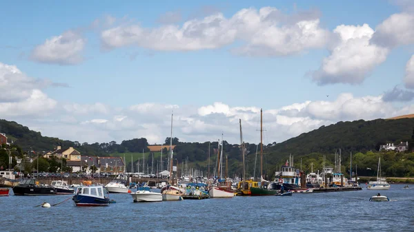 Dartmouth, Devon/Uk - 28 Temmuz: Üzerinde çeşitli tekneler görünümünü demirleyen — Stok fotoğraf