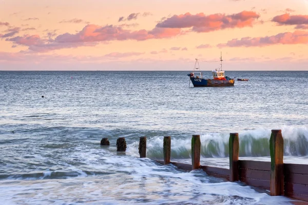 Selsey Bill, West Sussex/Uk - 1 januari: Fising båt förtöjd utanför — Stockfoto