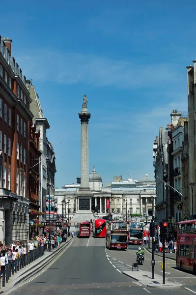 London - 27 juli: Vy mot Trafalgar Square i London på Ju — Stockfoto
