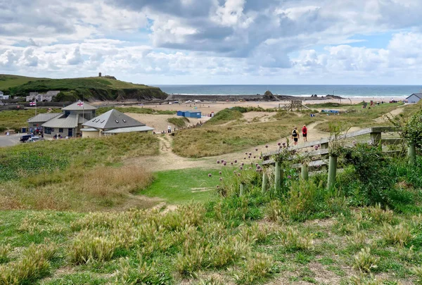 BUDE, CORNWALL / UK - AUGUST 12: Walking to the Beach at Bude in — стоковое фото